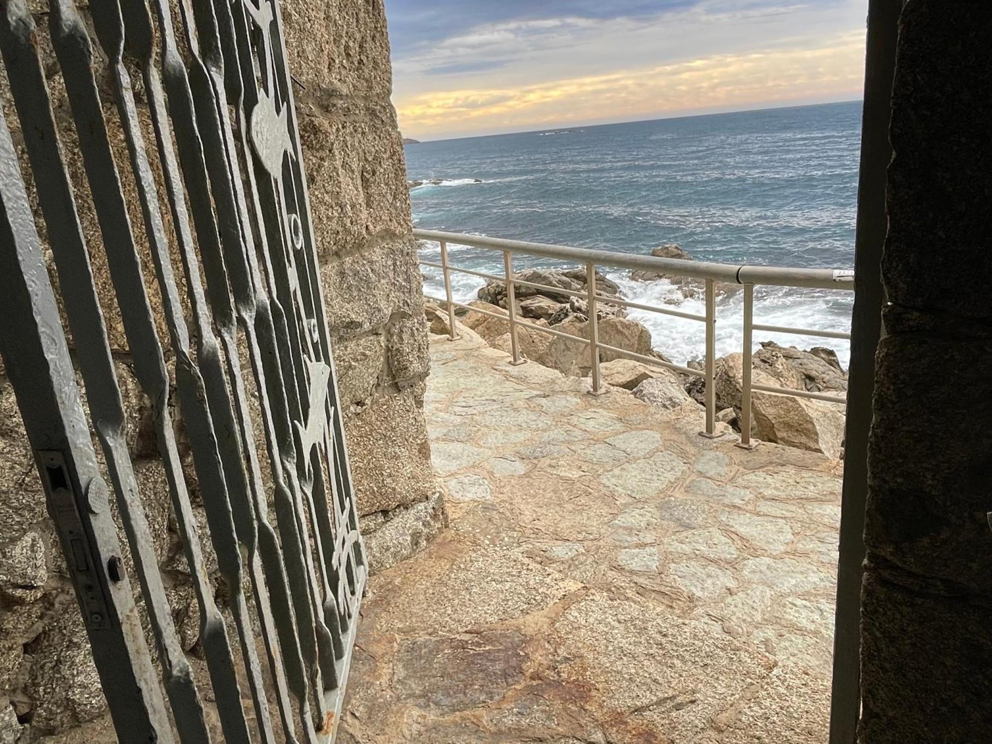 Magnifique Appartement En Front De Mer, Caneylles Roses Exterior photo
