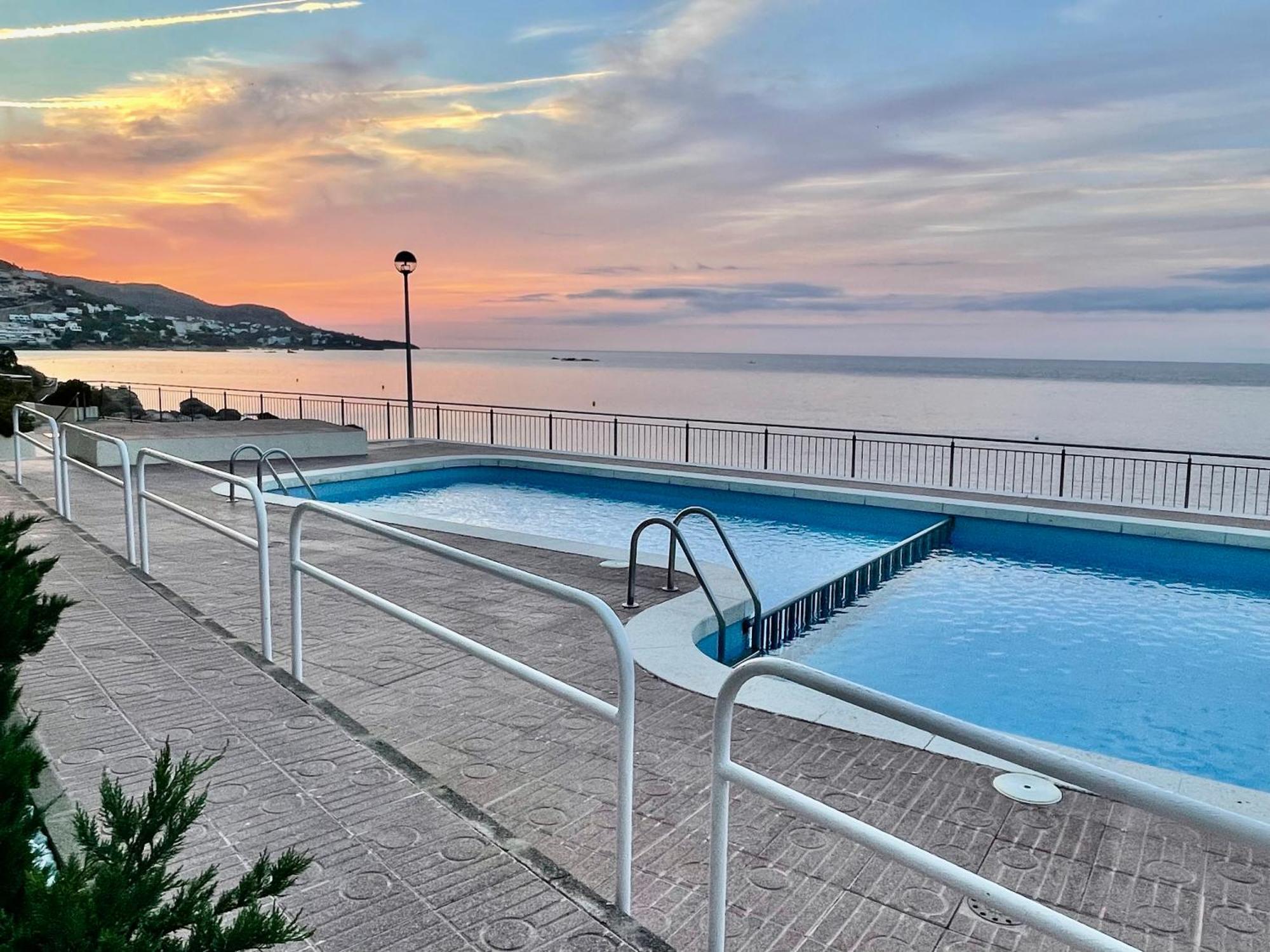 Magnifique Appartement En Front De Mer, Caneylles Roses Exterior photo